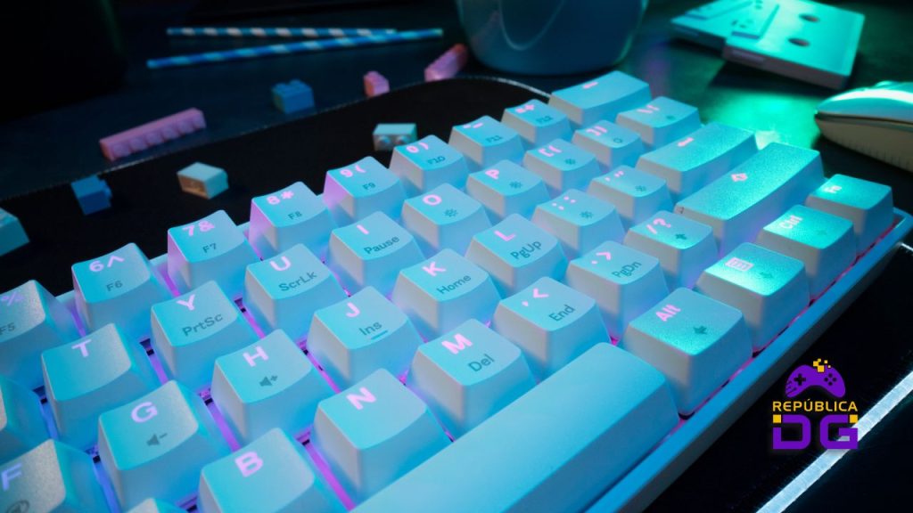 6 opções de Teclado gamer branco que combinam estilo e performance