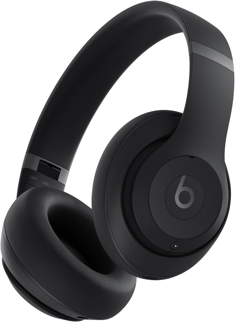 Imagem do Beats Studio Pro com acabamento robusto, fones over-ear e logo em destaque.