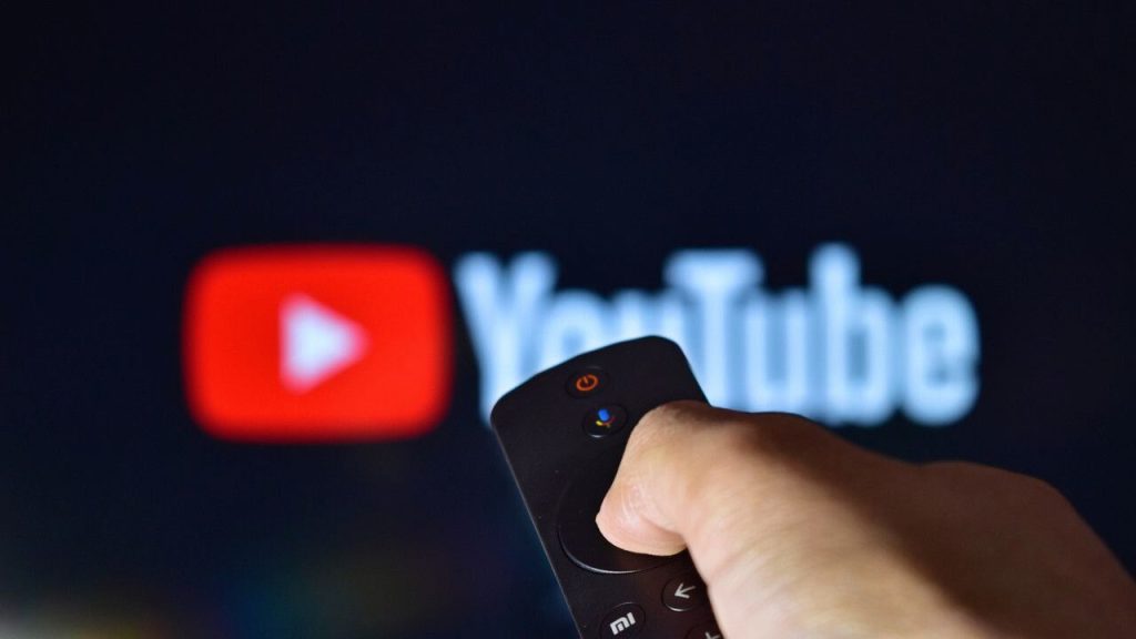 YouTube testa upscaling por IA e miniaturas 4K para melhorar experiência na TV youtube tv